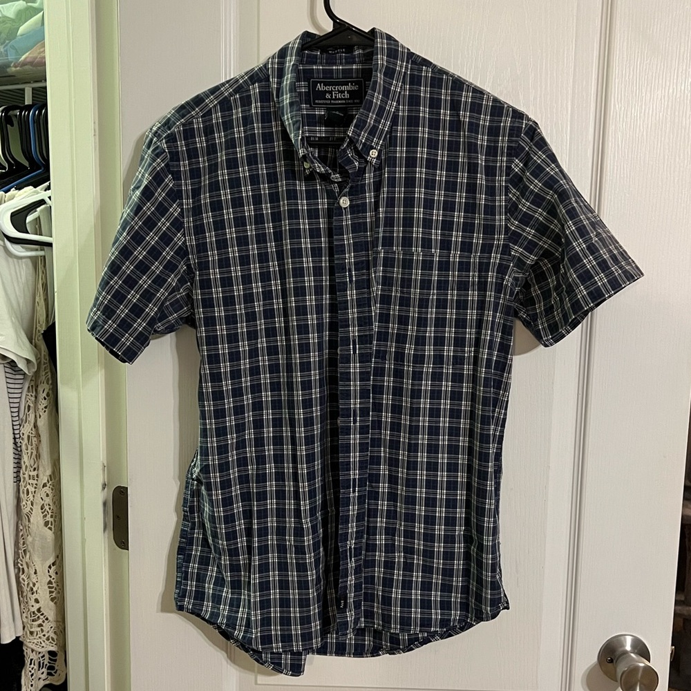 Teen / Men’s button up collared plaid short sleeve shirt size S 🔥